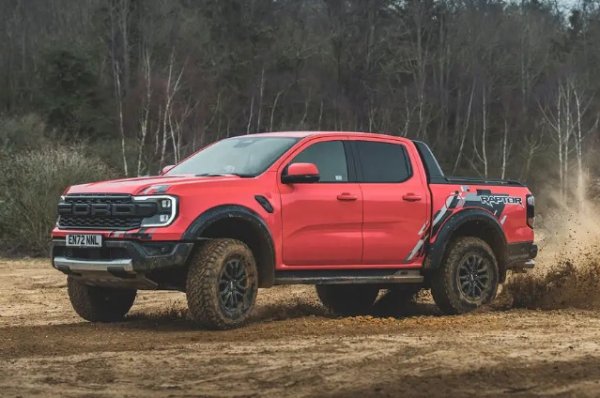 Плюсове - забележителна проходимост, способен за скокове в стил, отличен мотор туин-турбо V6

Минуси - огромен за европейските пътища, полезният товар е твърде малък, големите пропорции не са привлекателни

Оригиналният Ford Ranger Raptor беше странна смесица от 2,0-литров дизелов четирицилиндров двигател, който не успя да пасне на шасито. Нищо че изглежда все едно ще спечели етап от рали Дакар. Отична кола в своята пазарна ниша, но иначе не е осоено забавен за шофиране.

За щастие, по-новата версия на горещия пикап запази високоскоростната офроуд мощ на своя предшественик, но сега разполага с малко повече мускули под формата на 3,0-литров бензинов V6 с турбокомпресор с 288 к.с.

Както и преди, подобреното окачване на Ford е това, което блести най-ярко, с интелигентни електронно контролирани адаптивни амортисьори на Fox. Това означава гъвкаво каране на асфалт. Raptor може да се справи с губ терен със скорости, които вероятно биха оставили традиционните 4x4 автомобили далеч назад.